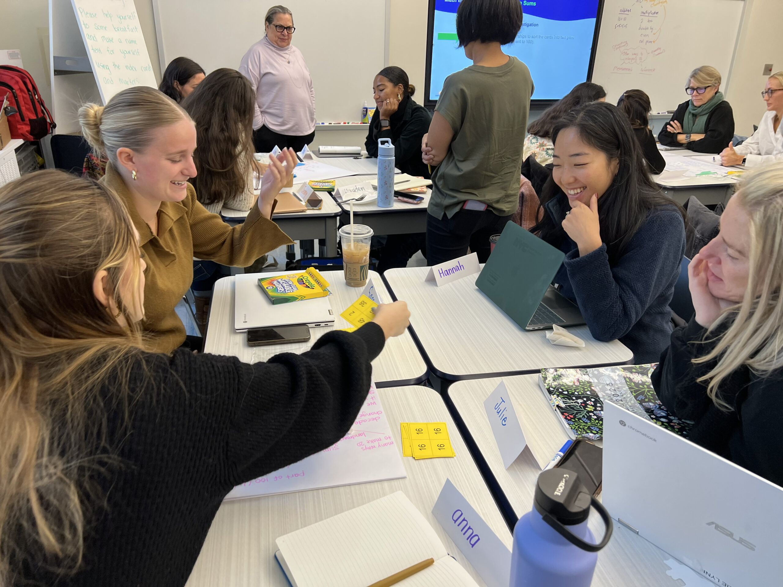 Teachers_collaborating_Similing